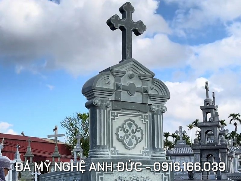 Hoa văn cây thánh giá trên mộ.jpg Hoa văn cây thánh giá trên mộ.jpg