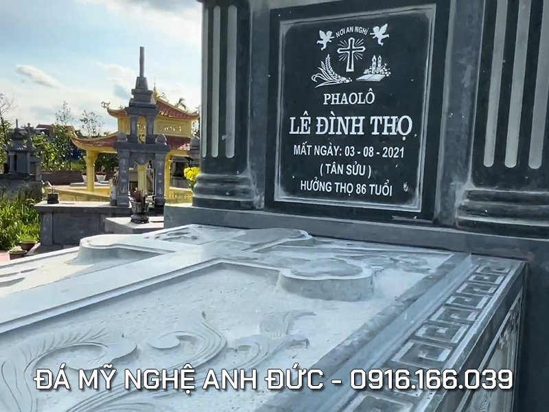 Hoa văn mộ công giáo.jpg Hoa văn mộ công giáo.jpg