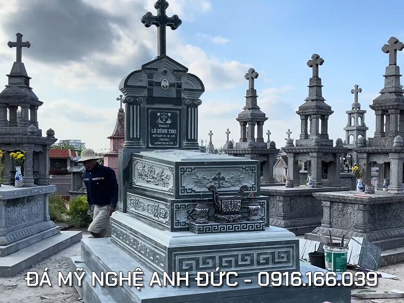 Xây Mộ đá công giáo.jpg Xây Mộ đá công giáo.jpg