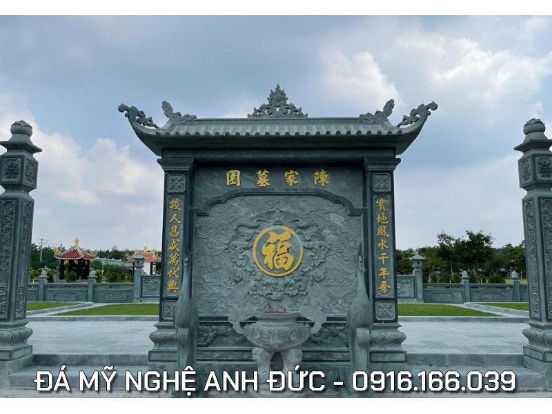 Bức Bình Phong đá Phong Thủy ngay tại Lối vào Lăng Mộ đá.jpg Bức Bình Phong đá Phong Thủy ngay tại Lối vào Lăng Mộ đá.jpg