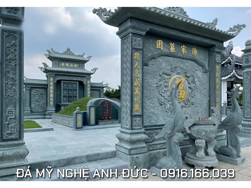 Chi tiết khuôn viên khu Lăng Mộ đá - Lăng Mộ tổ đá xanh rêu.jpg Chi tiết khuôn viên khu Lăng Mộ đá - Lăng Mộ tổ đá xanh rêu.jpg