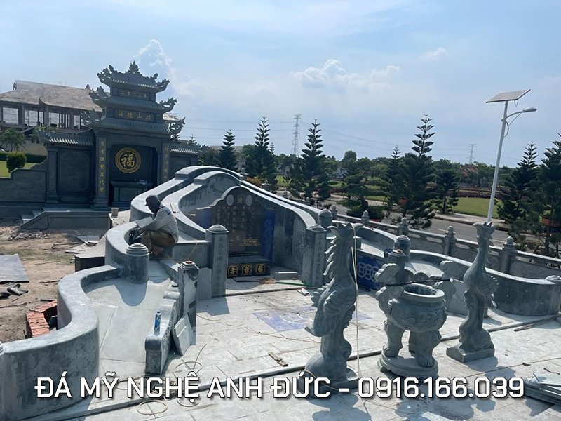 Khuôn viên khu Lăng Mộ đá - Lăng mộ tổ.jpg Khuôn viên khu Lăng Mộ đá - Lăng mộ tổ.jpg