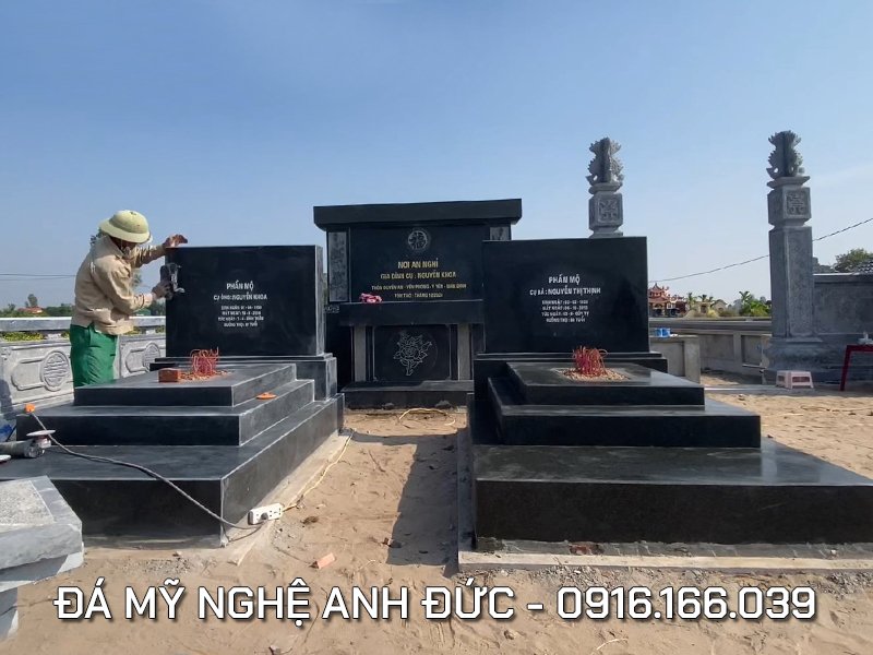 Lắp đặt Mộ đá granite đen Ấn Độ tại Nam Định.jpg Lắp đặt Mộ đá granite đen Ấn Độ tại Nam Định.jpg