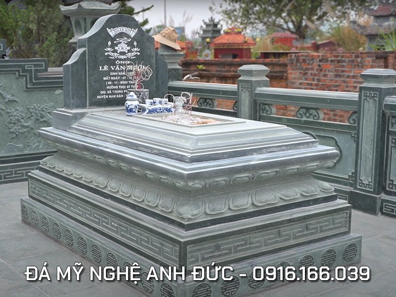 Mộ đá xanh rêu với các cấp đá nguyên khối.jpg Mộ đá xanh rêu với các cấp đá nguyên khối.jpg